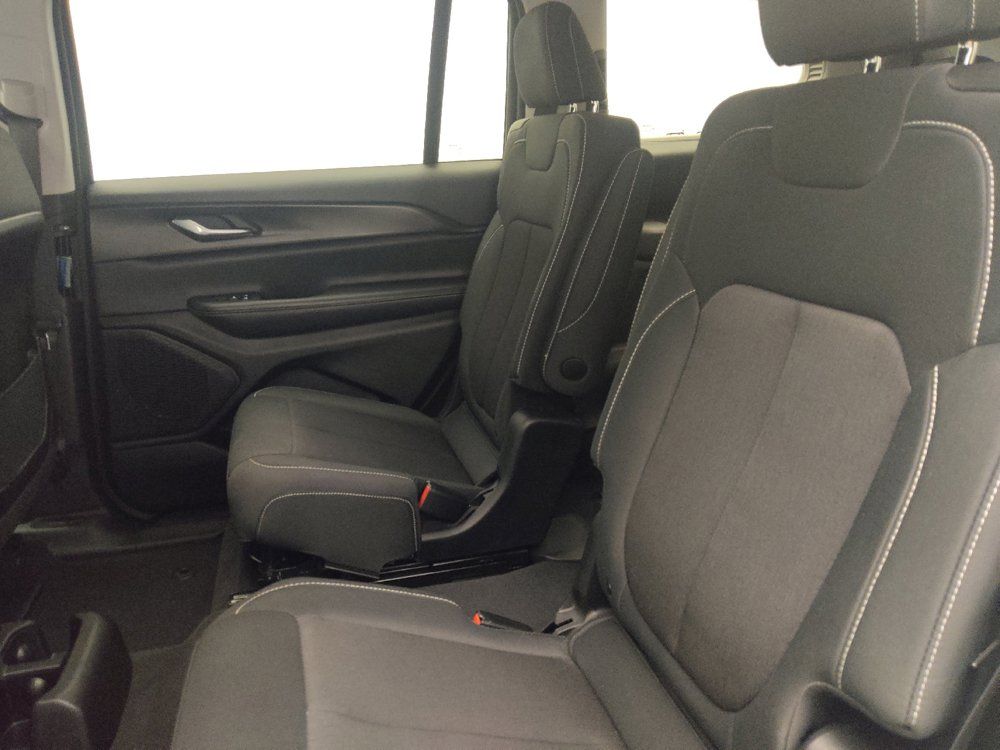 Used 2023 Jeep Grand Cherokee L Laredo RWD image 18