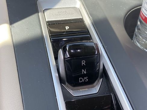 Used 2025 Volkswagen Atlas SE image 13