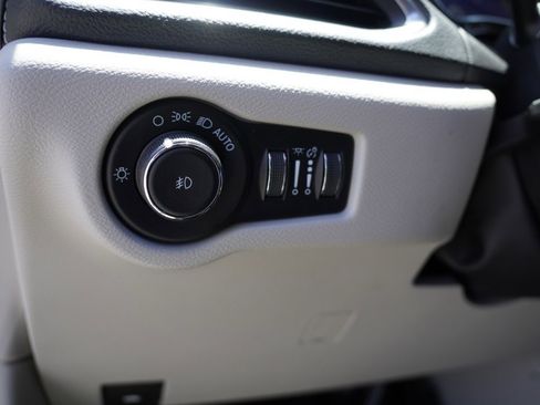 Used 2023 Chrysler Pacifica Limited image 15