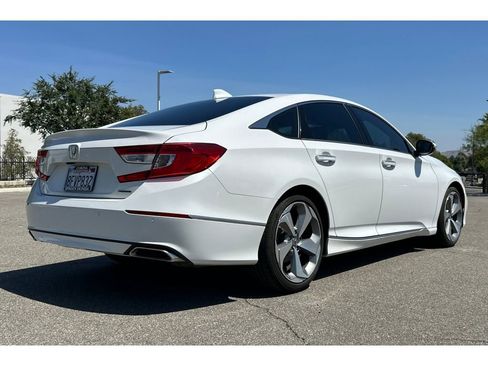 Used 2018 Honda Accord Touring image 6