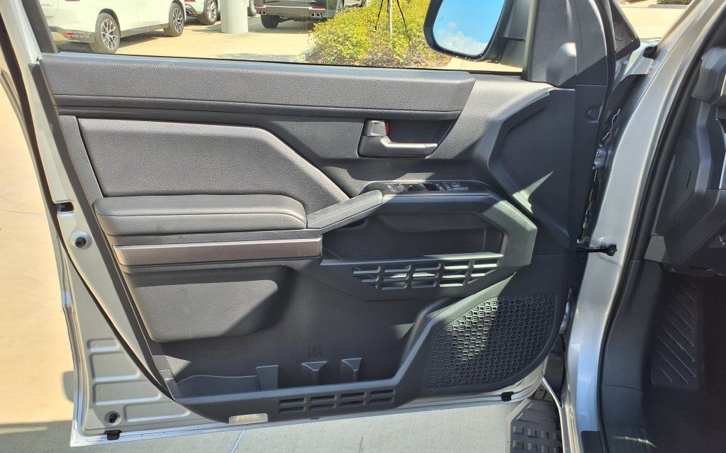 Used 2025 Toyota 4Runner SR5 AWD/4WD image 10