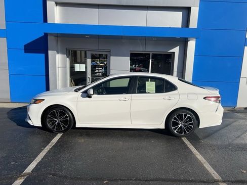Used 2018 Toyota Camry L image 11
