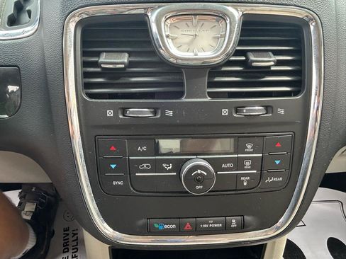 Used 2014 Chrysler Town & Country Touring w/ Trailer Tow Group FWD image 23