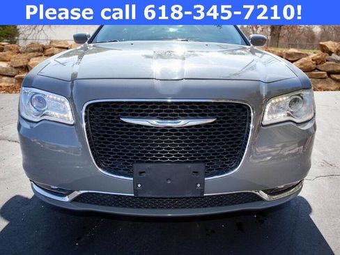 Used 2018 Chrysler 300 Touring L image 9