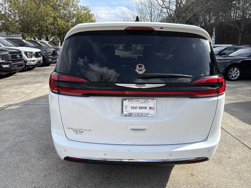 Used 2025 Chrysler Pacifica Select image 6