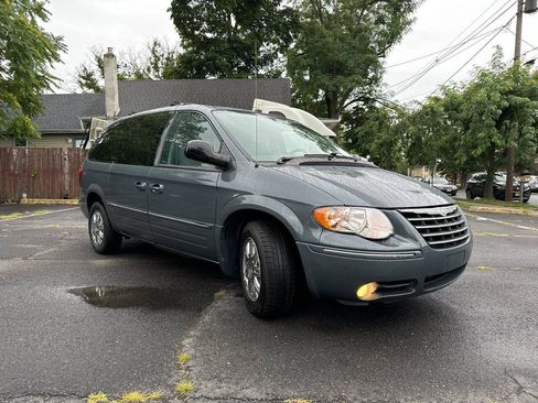 Used 2005 Chrysler Town & Country Limited FWD image 4