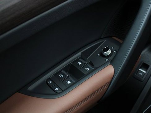 Used 2025 Audi Q5 2.0T Premium Plus w/ Premium Plus Package image 9