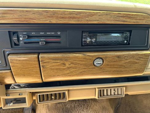 Used 1989 Jeep Grand Wagoneer image 22