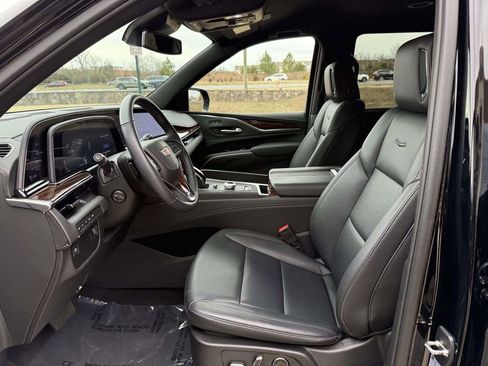Used 2024 Cadillac Escalade Luxury image 13
