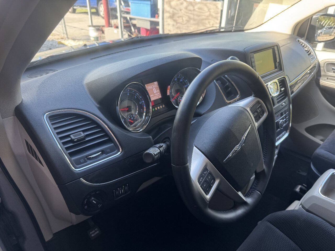 Used 2014 Chrysler Town & Country Touring FWD image 14