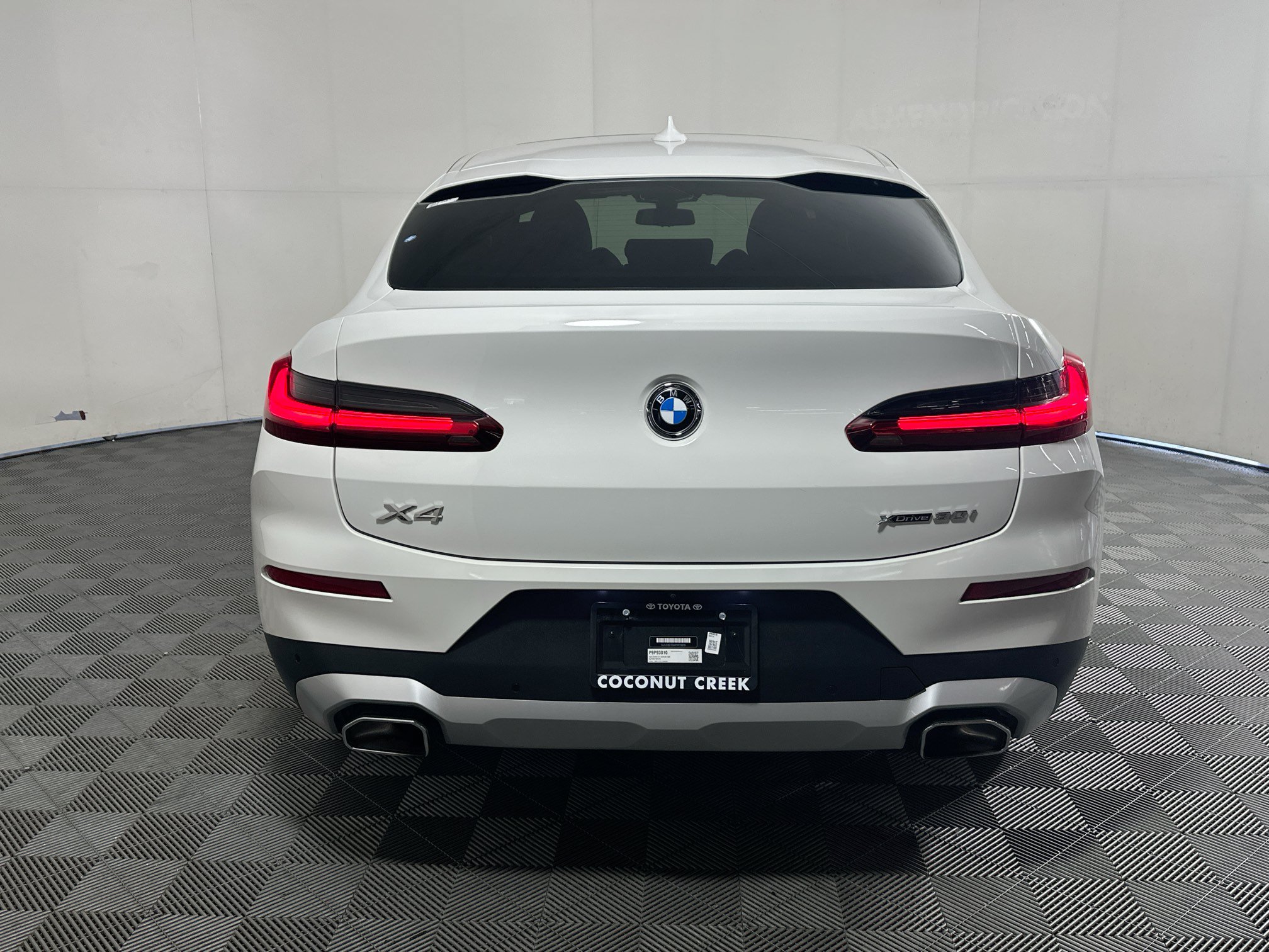 Used 2023 BMW X4 xDrive30i w/ Convenience Package AWD/4WD image 4