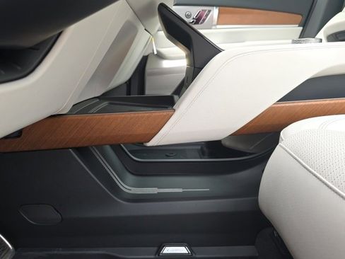 New 2026 Cadillac Vistiq Sport w/ LPO, Floor Liner Package image 29