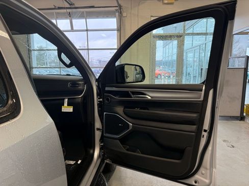 New 2026 Jeep Grand Wagoneer L 4WD w/ Premium Group I image 17