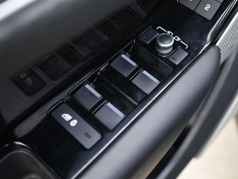 Used 2020 Land Rover Range Rover Velar R-Dynamic S image 40