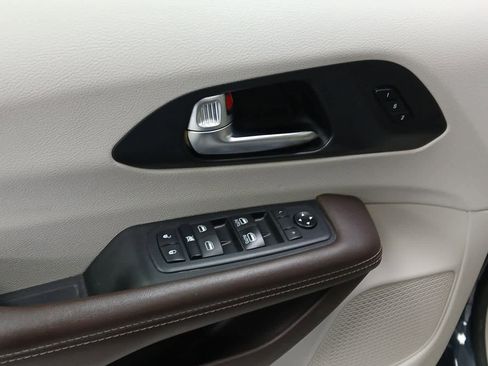 Used 2020 Chrysler Pacifica Touring-L image 7