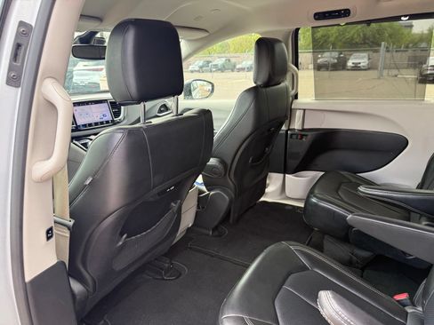 Used 2024 Chrysler Pacifica Touring-L FWD image 12
