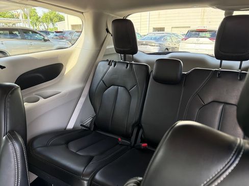 Used 2023 Chrysler Pacifica Touring-L FWD image 31