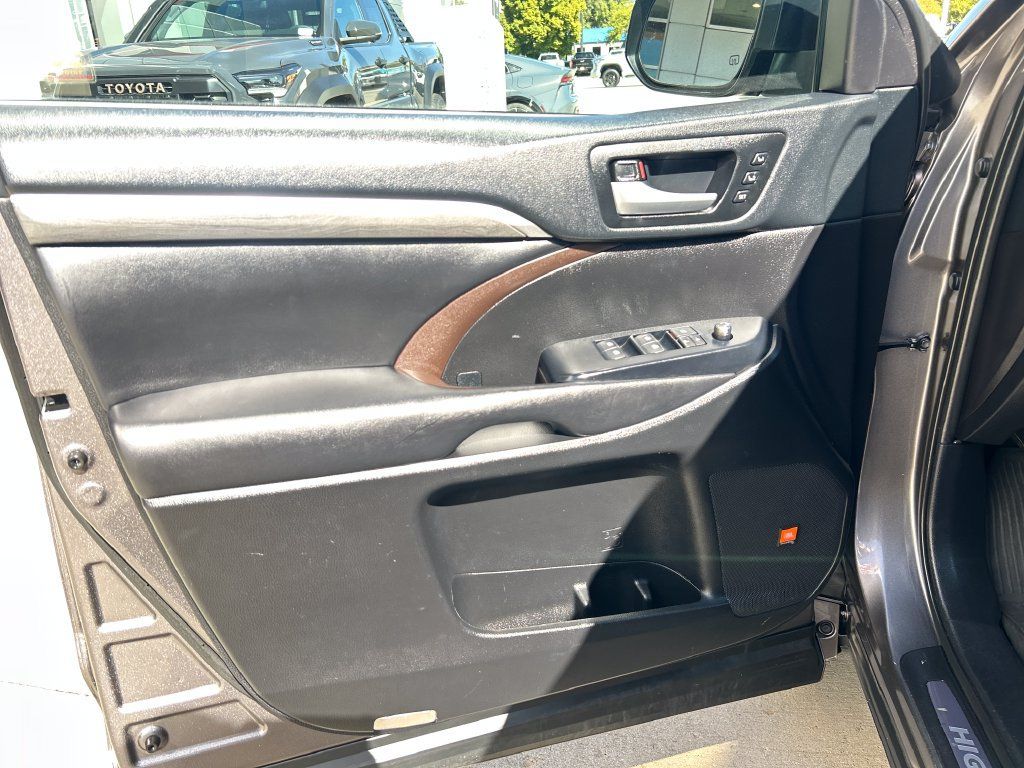 Certified 2019 Toyota Highlander Limited AWD/4WD image 11