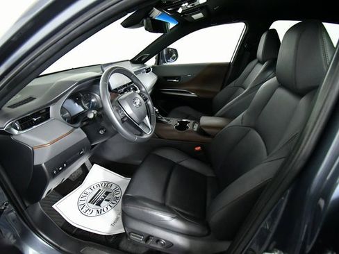 Used 2023 Toyota Venza XLE image 5