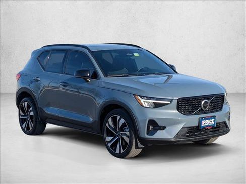 Used 2023 Volvo XC40 B5 Plus w/ Protection Package Premier image 3