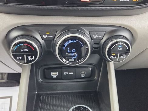 Used 2024 Hyundai Venue SEL image 21