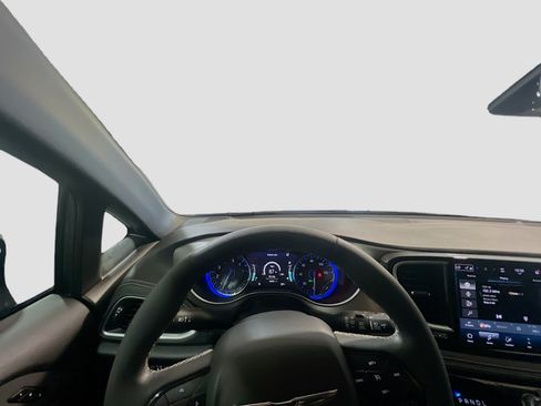 Used 2023 Chrysler Pacifica Limited w/ S Appearance Package FWD image 7