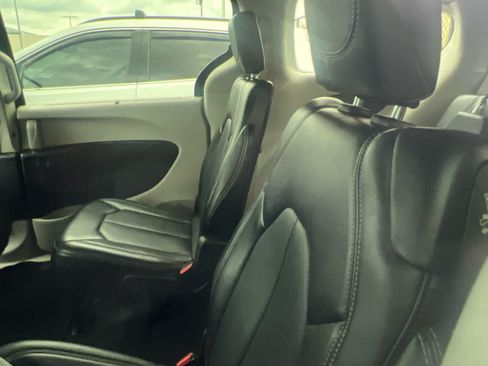 Used 2024 Chrysler Pacifica Touring-L FWD image 5