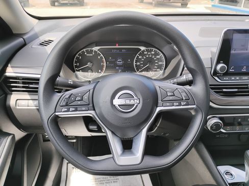 Used 2025 Nissan Altima 2.5 SV FWD image 20