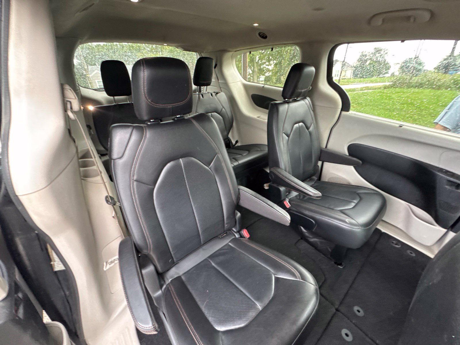 Used 2018 Chrysler Pacifica Touring-L FWD image 27
