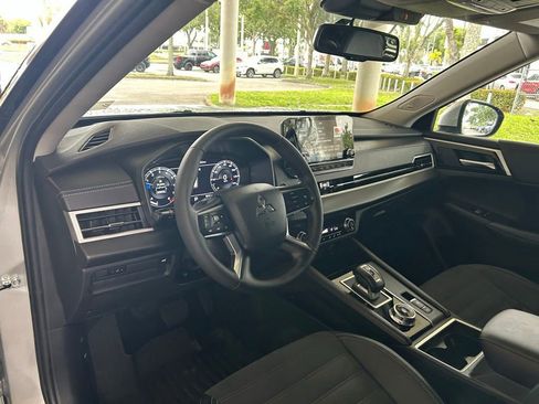 Used 2024 Mitsubishi Outlander SE FWD image 6