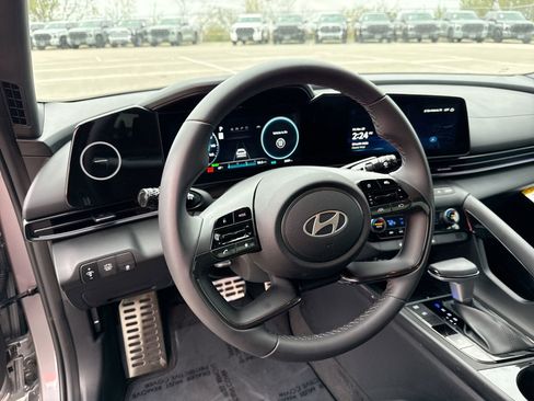 Used 2025 Hyundai Elantra SEL image 11