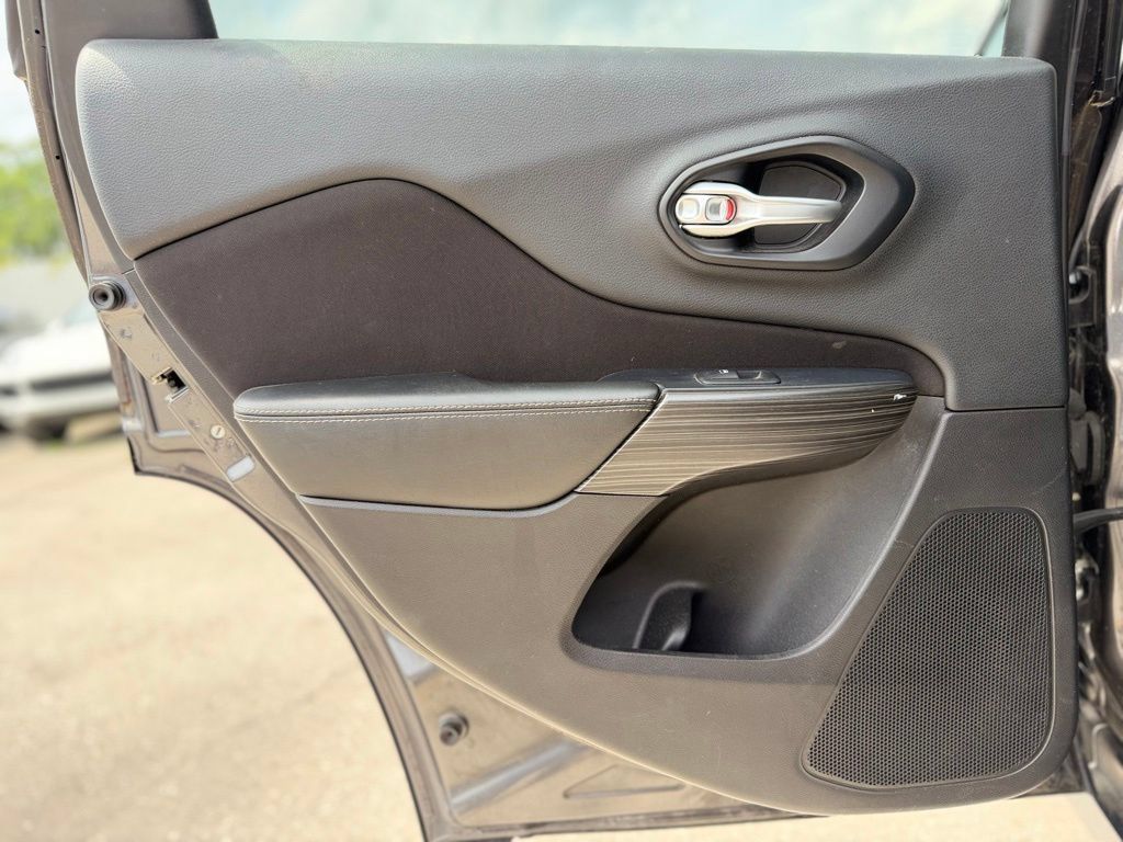 Used 2015 Jeep Cherokee Latitude FWD image 16