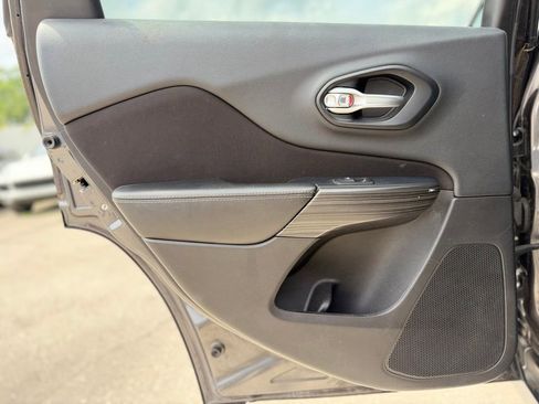 Used 2015 Jeep Cherokee Latitude FWD image 16