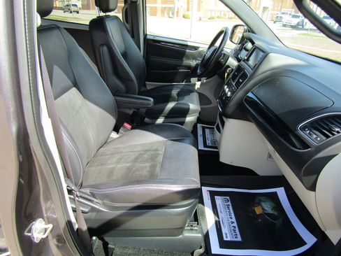 Used 2017 Dodge Grand Caravan SXT image 17