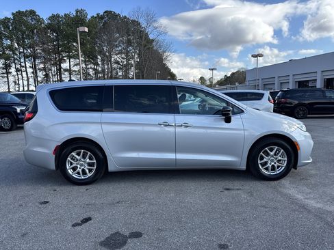 Used 2024 Chrysler Pacifica Touring-L image 5