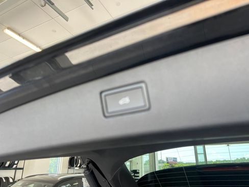 Certified 2025 Volkswagen Tiguan SE R-Line AWD/4WD image 29