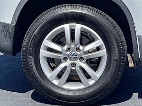 Used 2014 Volkswagen Tiguan S image 9