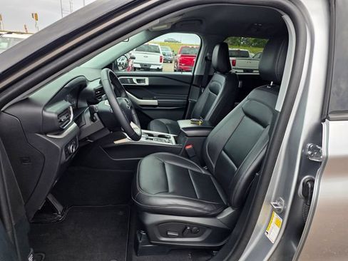Used 2024 Ford Explorer XLT w/ Equipment Group 202A AWD/4WD image 18