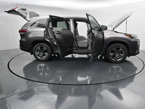 Used 2019 Toyota Highlander Limited Platinum AWD/4WD image 38