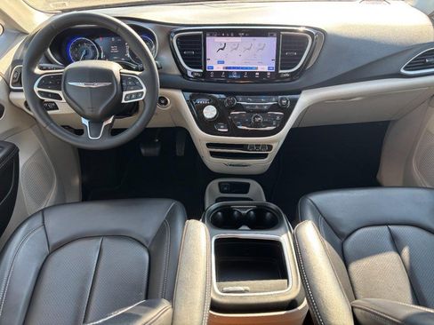Used 2023 Chrysler Pacifica Touring-L FWD image 14