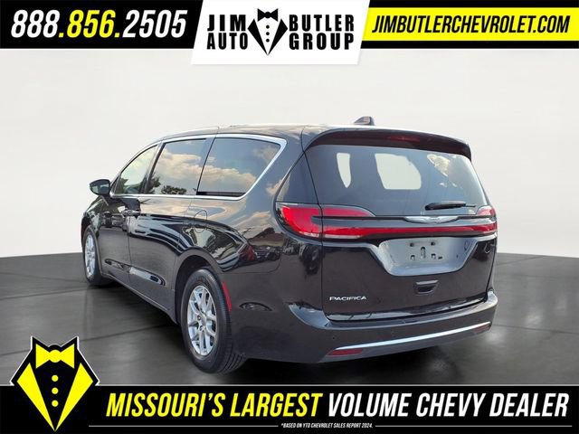 Used 2025 Chrysler Pacifica Select FWD image 2
