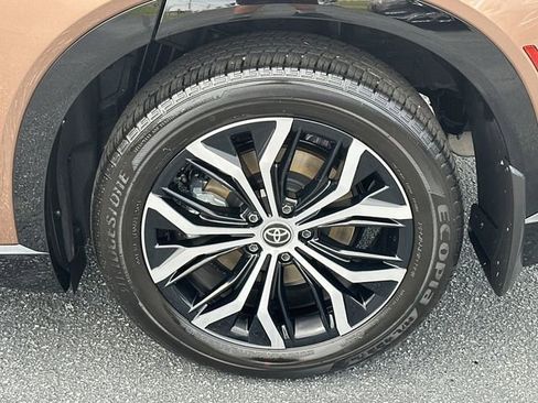 Certified 2025 Toyota Crown Signia image 21