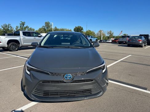 Used 2025 Toyota Corolla LE AWD/4WD image 2