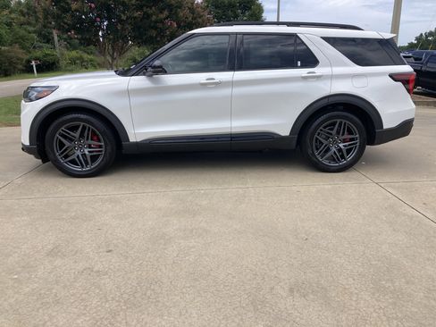 Used 2025 Ford Explorer ST AWD/4WD image 11