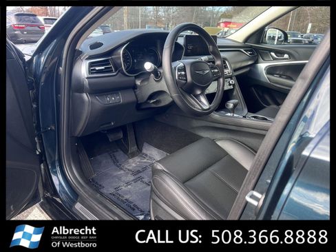 Used 2025 Genesis G70 2.5T image 9