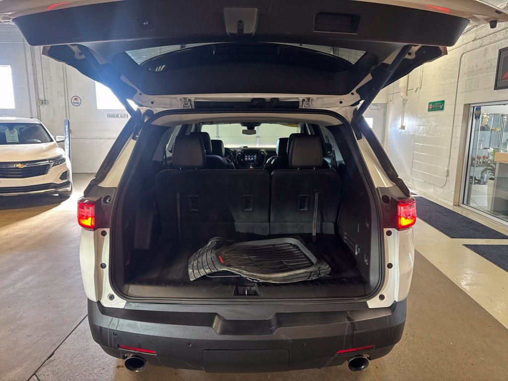 Used 2018 Chevrolet Traverse LT w/ LPO, Black Accent Package AWD/4WD image 5