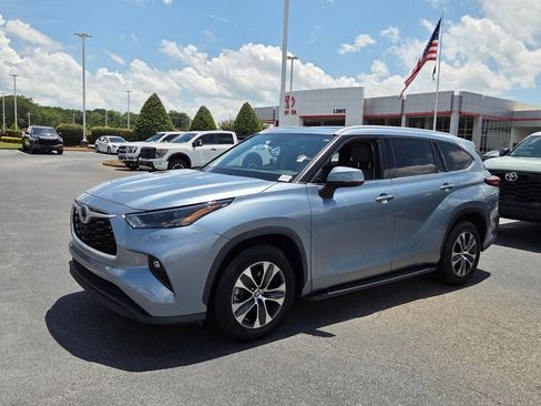 Used 2022 Toyota Highlander XLE FWD image 3