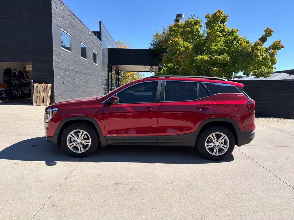 Used 2024 GMC Terrain SLE w/ Driver Convenience Package AWD/4WD image 2