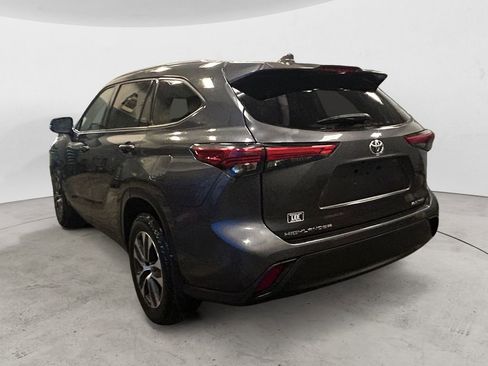 Used 2022 Toyota Highlander XLE image 3