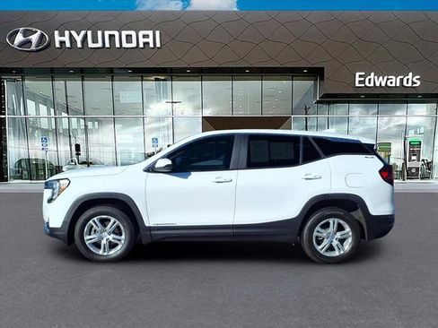 Used 2024 GMC Terrain SLE image 3